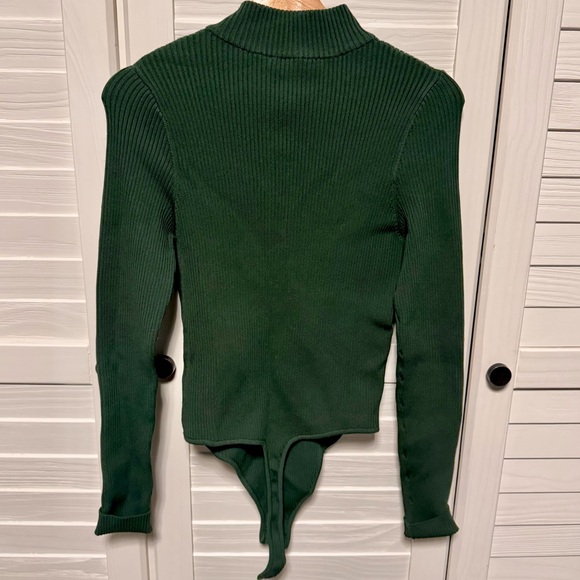 Good American Virgo Long Sleeve Rib Thong Bodysuit in Pine Green 👚 - Picture 6 of 7